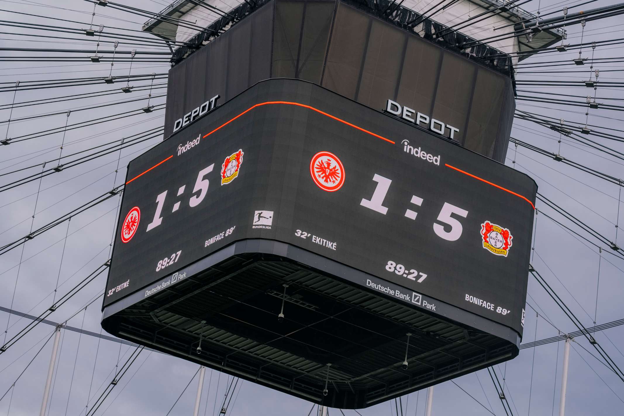 In der 89. Minute gibt es auf Hinweis des VAR den zweiten Foulelfmeter, den der ebenfalls eingewechselte Victor Boniface zum 1:5-Endstand verwandelt. In der 89. Minute gibt es auf Hinweis des VAR den zweiten Foulelfmeter, den der ebenfalls eingewechselte Victor Boniface zum 1:5-Endstand verwandelt.