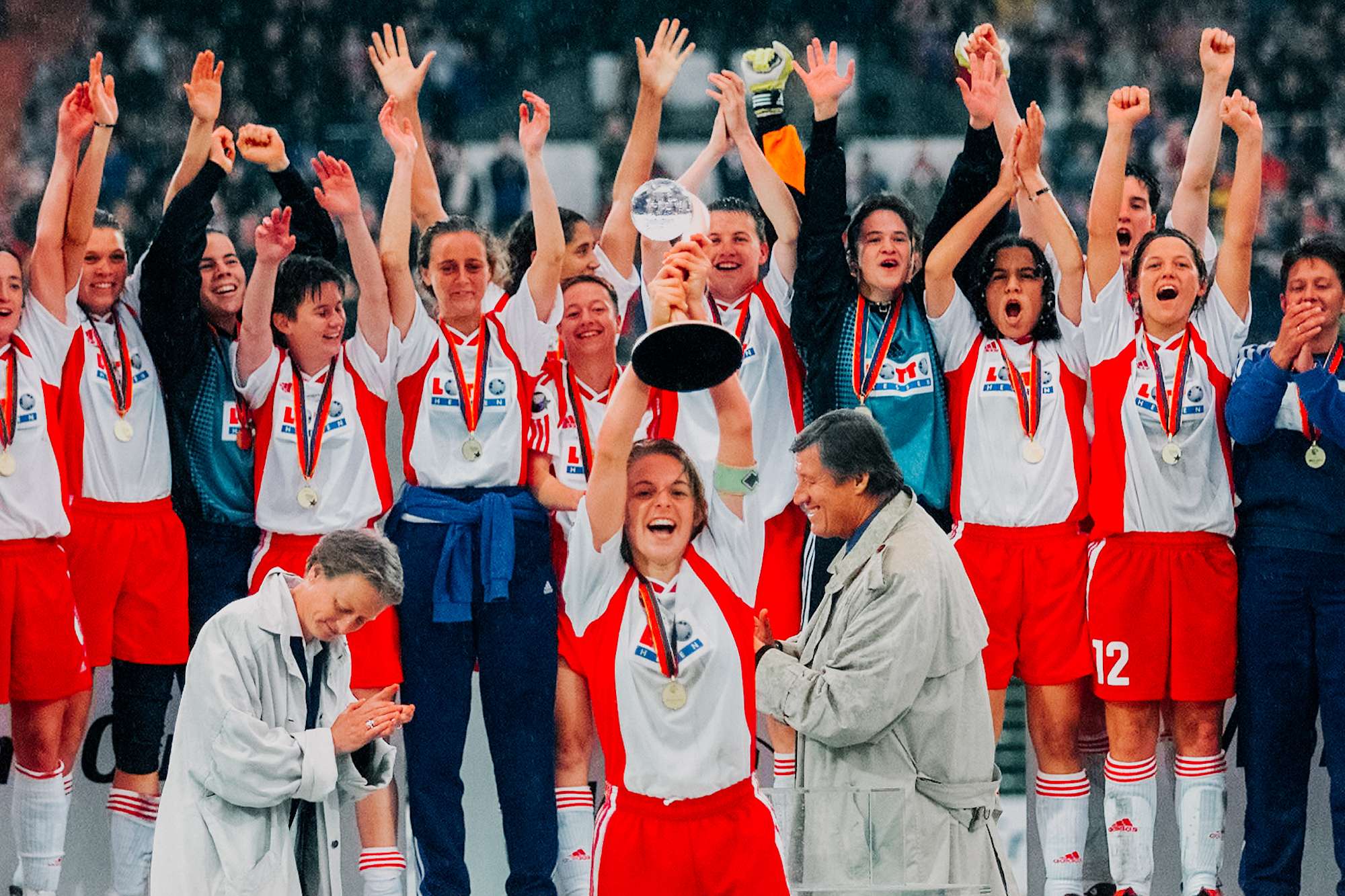 [Bild: champions-league-sieg_2002-462f.jpg]