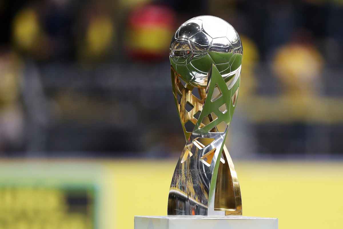 Supercup Deutsche Spitzenathleten Prasentieren Trophaen Eintracht Frankfurt Profis